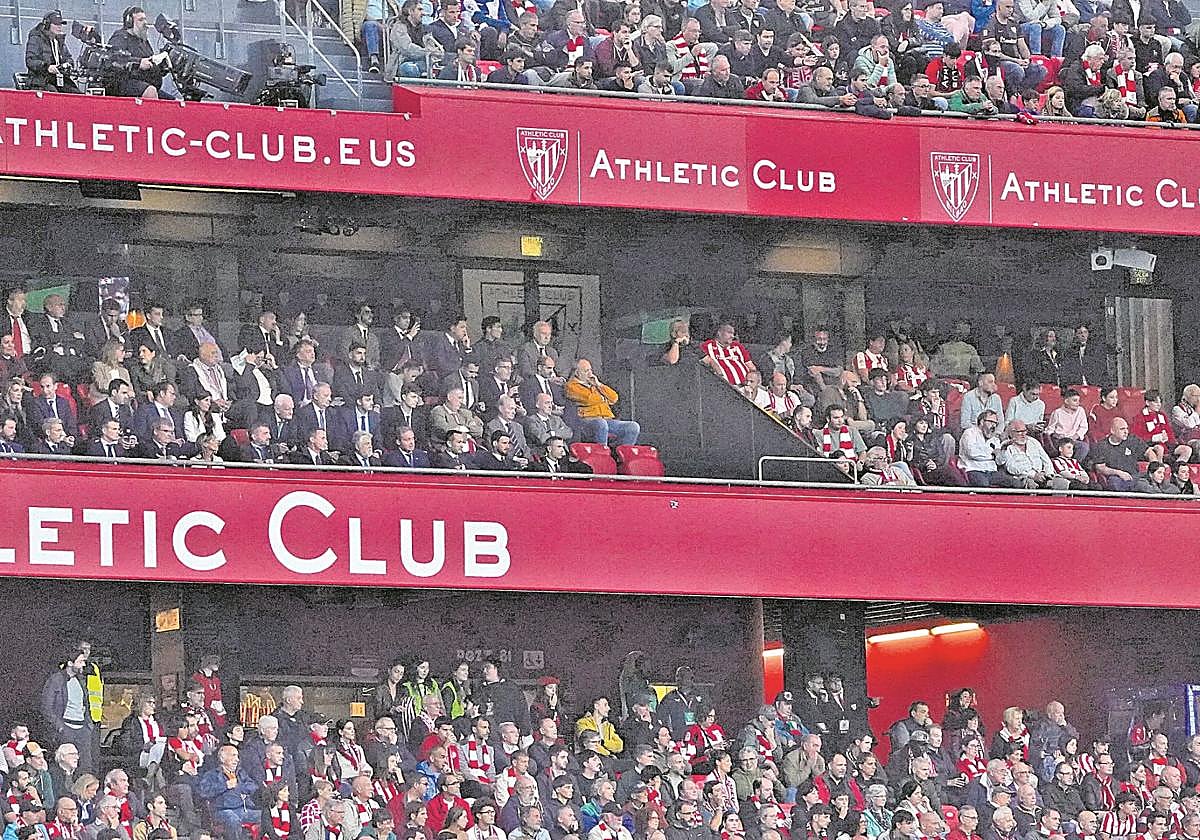 Palco de San Mamés ante el Mallorca.La zona que se ha separado para vender entradas queda a la derecha de la imagen.