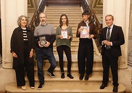 Los tres premiados, flanqueados por Ibone Bengoetxea y Andoni Iturbe, en la Biblioteca de Bidebarrieta.