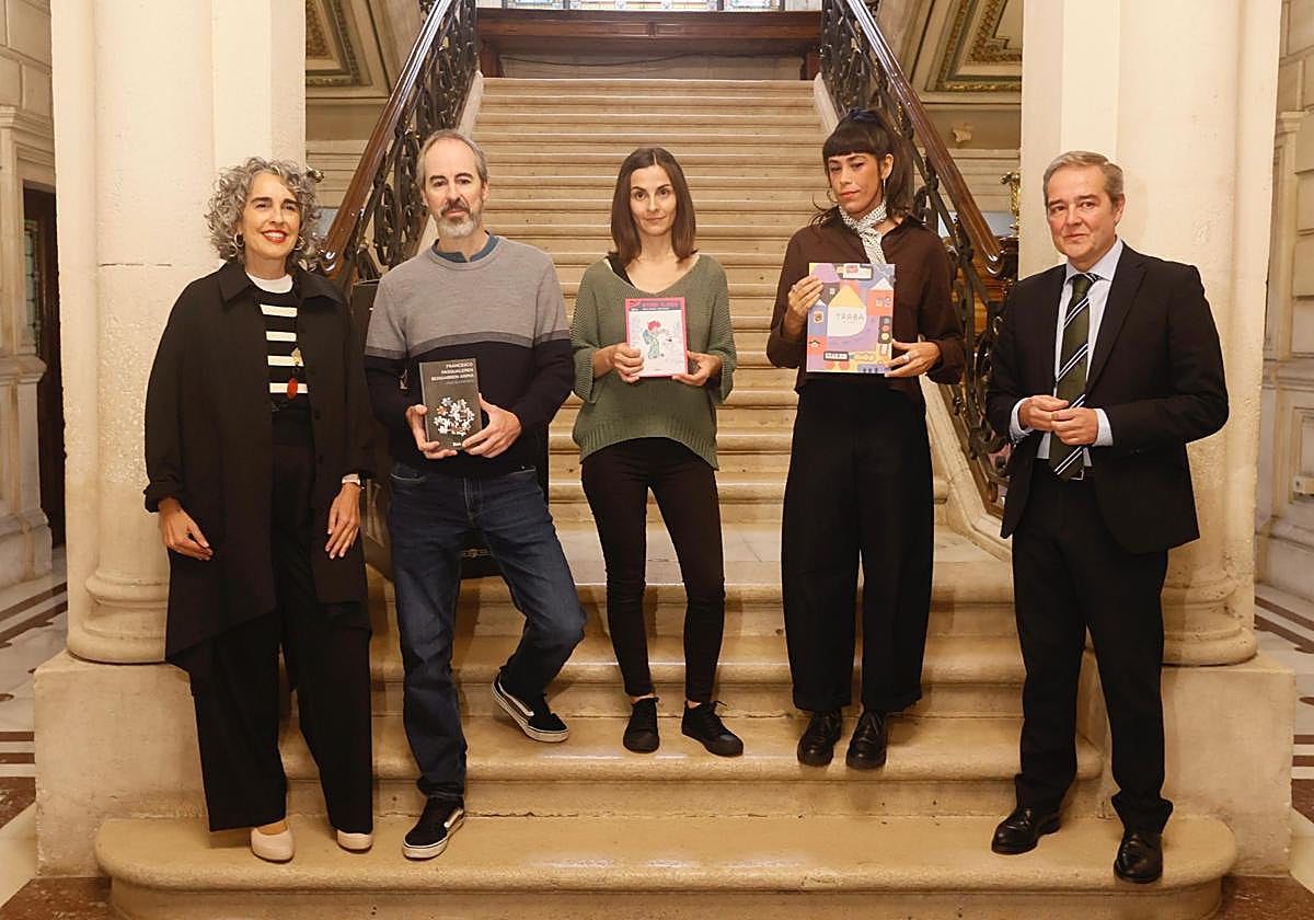 Los tres premiados, flanqueados por Ibone Bengoetxea y Andoni Iturbe, en la Biblioteca de Bidebarrieta.