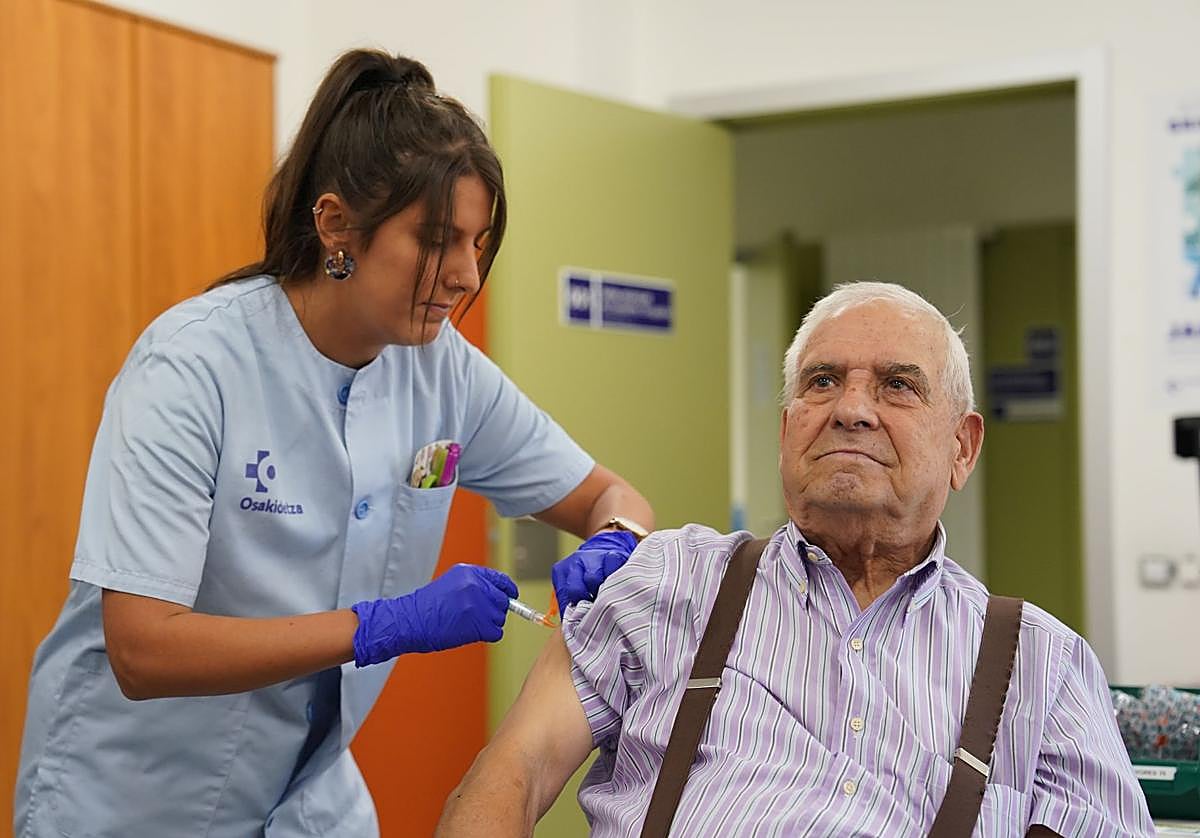 Un paciente recibe las vacunas contra la gripe y el covid en el ambulatorio de Arrontegi, en Barakaldo.