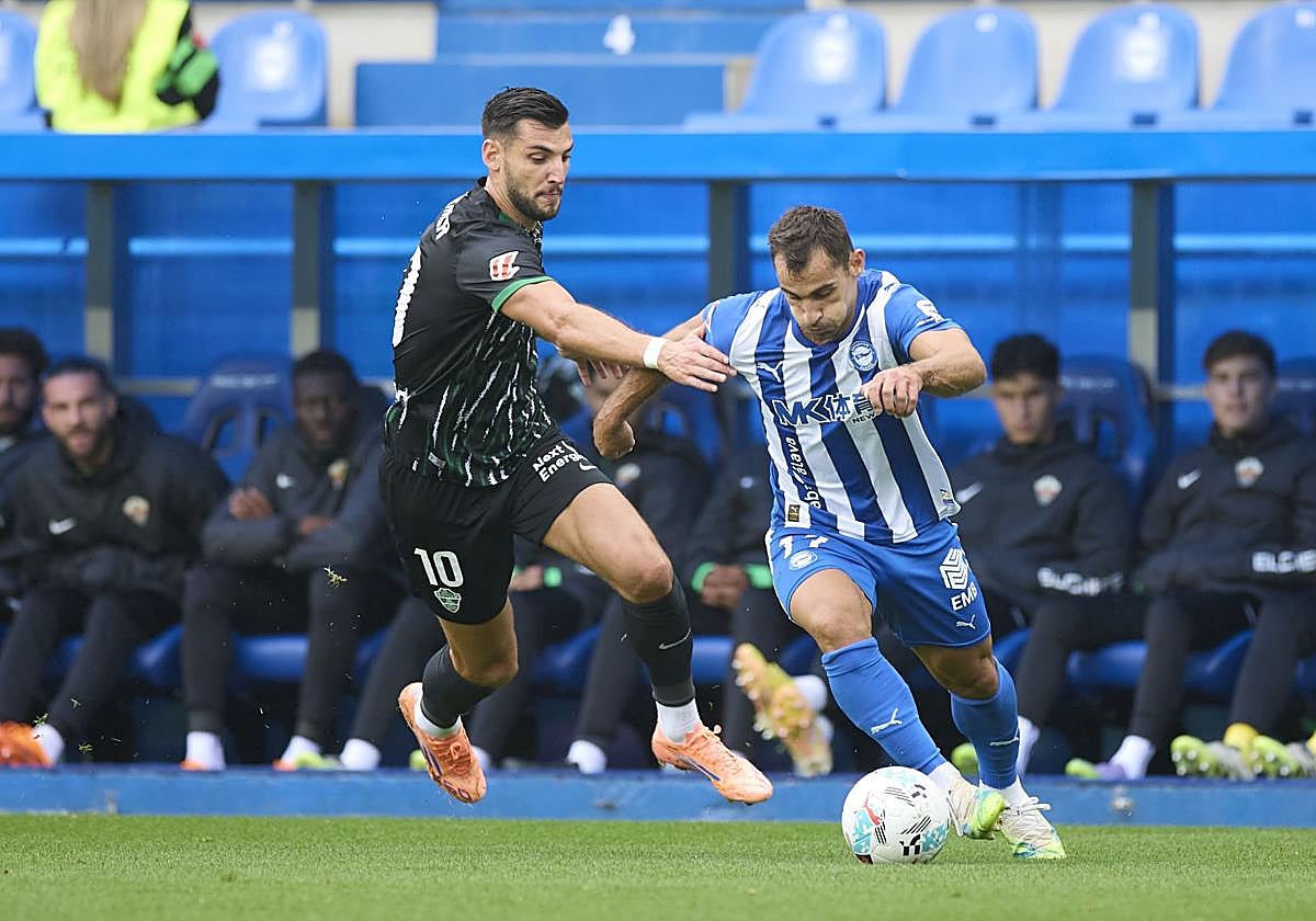 Rafa Mir presiona a Jonny durante el Alavés-Elche.