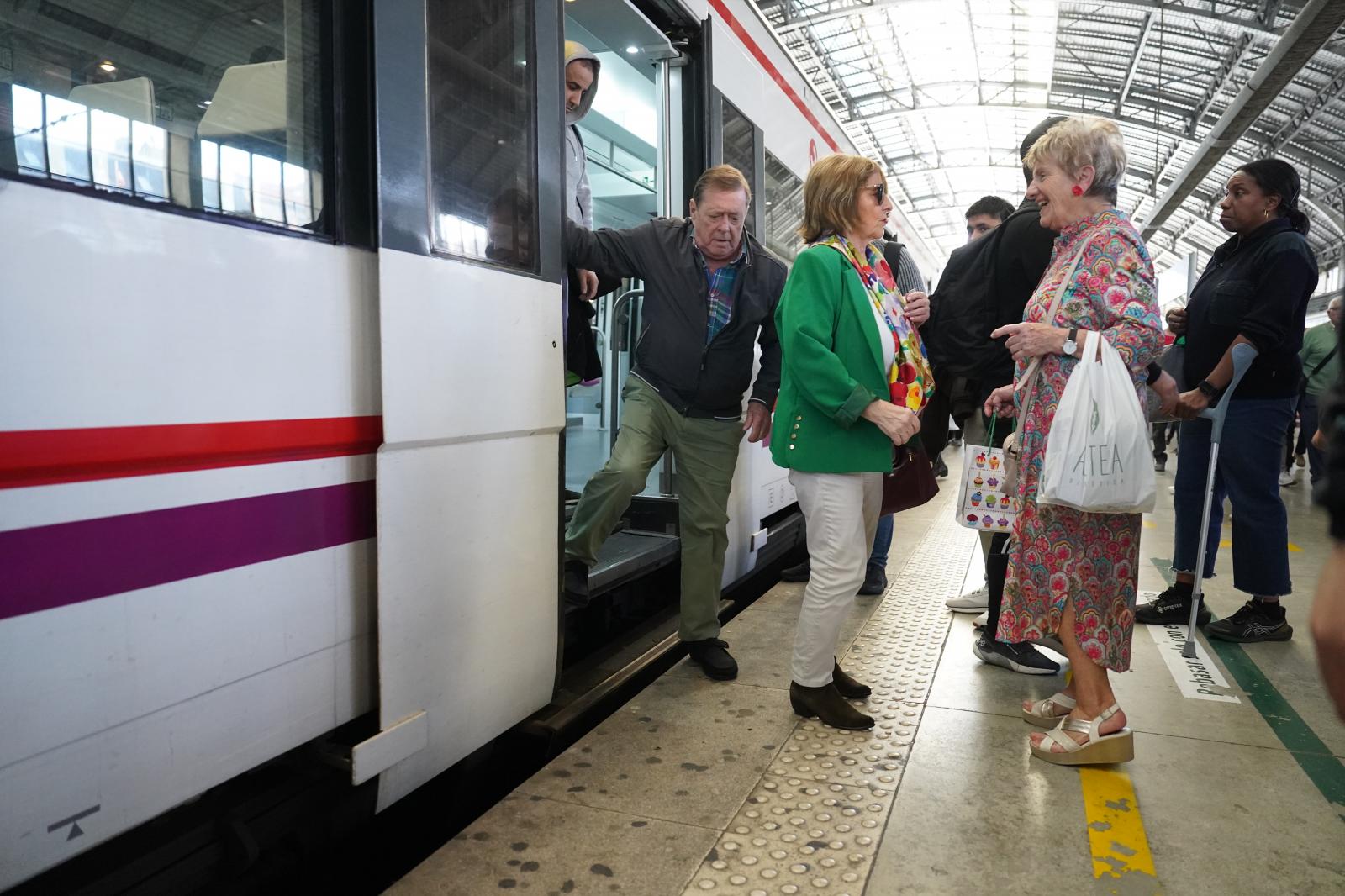 Varios usuarios suben y bajan del tren de Cercanías en la estación de Abando.