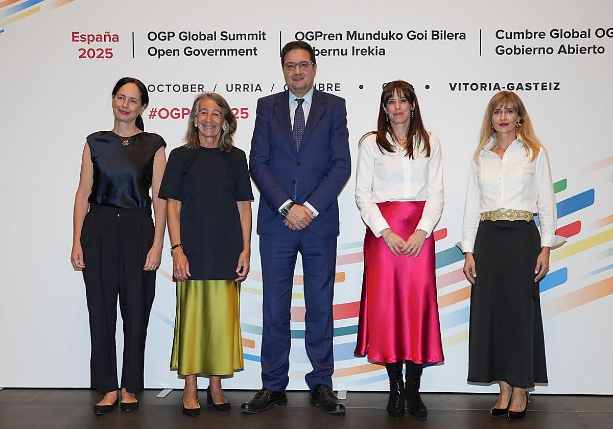Clara Mapelli, Marisol Garmendia, Óscar López, Maider Etxebarria y Judit González Pedraz.