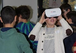 Una niña experimenta un programa a través de las gafas de realidad virtual.