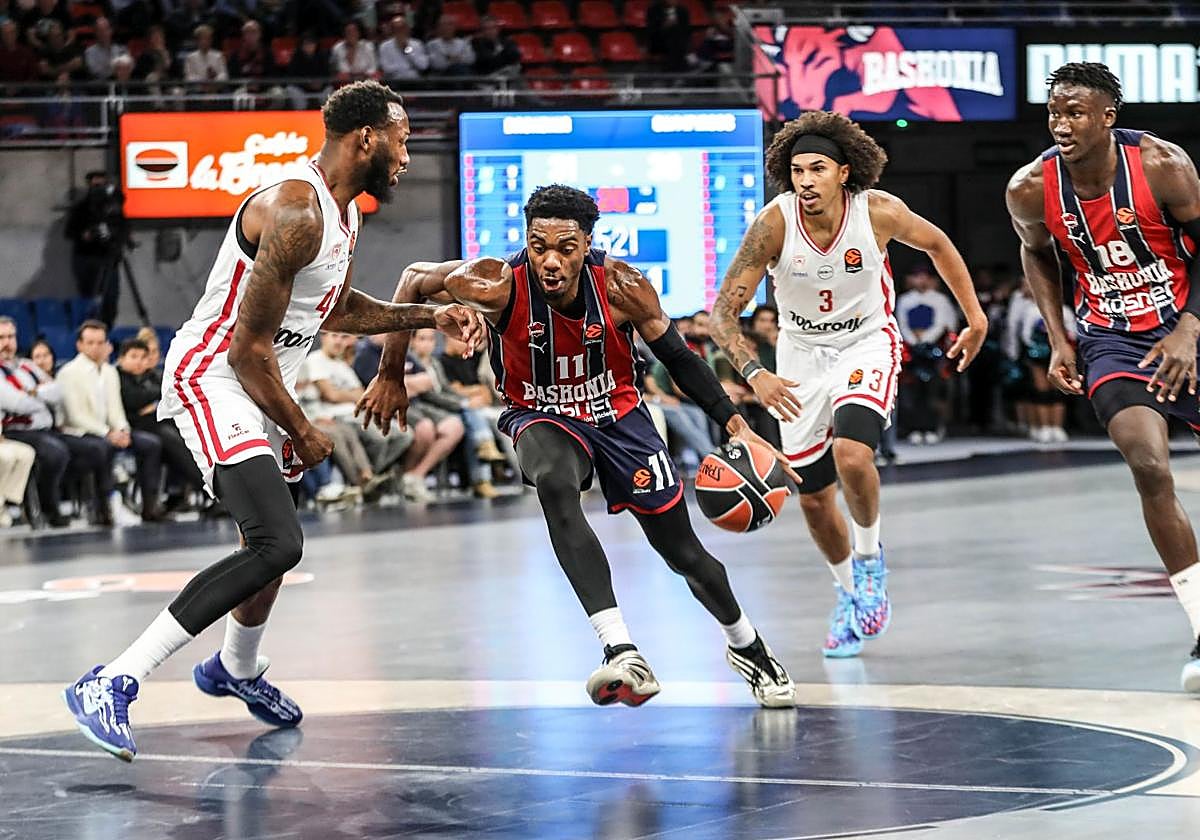 Forrest trata de avanzar hacia la canasta frente a la oposición de su excompañero Donta Hall.