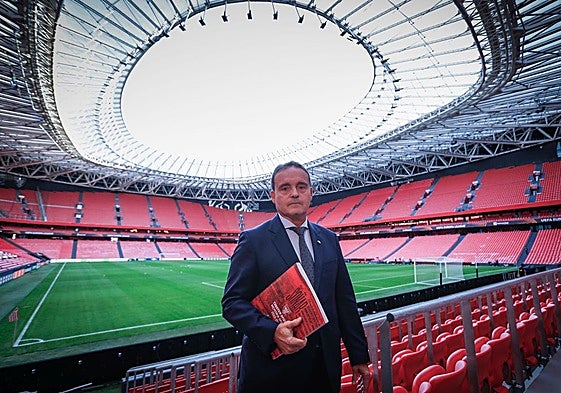 Guillermo Ruiz-Longarte, contable de la junta directiva, en San Mamés.