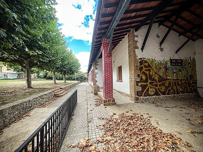 Las viejas escuelas de Bernedo, donde se celebran las colonias de la asociación Sarrea Euskal Udalekua Elkartea.