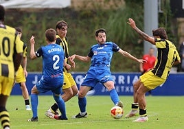 David Arredondo realiza un disparo ante la oposición de Julen Castañeda y Mikel Mendibe.