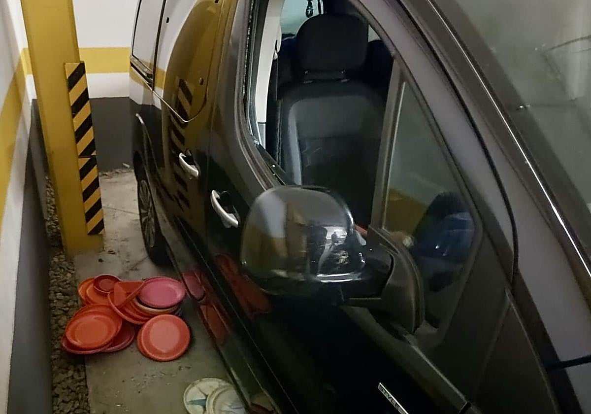 Uno de los turismos asaltados.