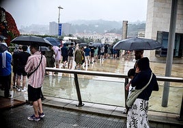 Colas en el Guggenheim en un día de lluvia.