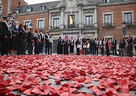 Miles de amapolas de papel como símbolo de las personas palestinas asesinadas, en un acto organizado frente al Ministerio de Asuntos Exteriores, Unión Europea y Cooperación por la Comisión Española de Ayuda al Refugiado (CEAR), en Madrid.