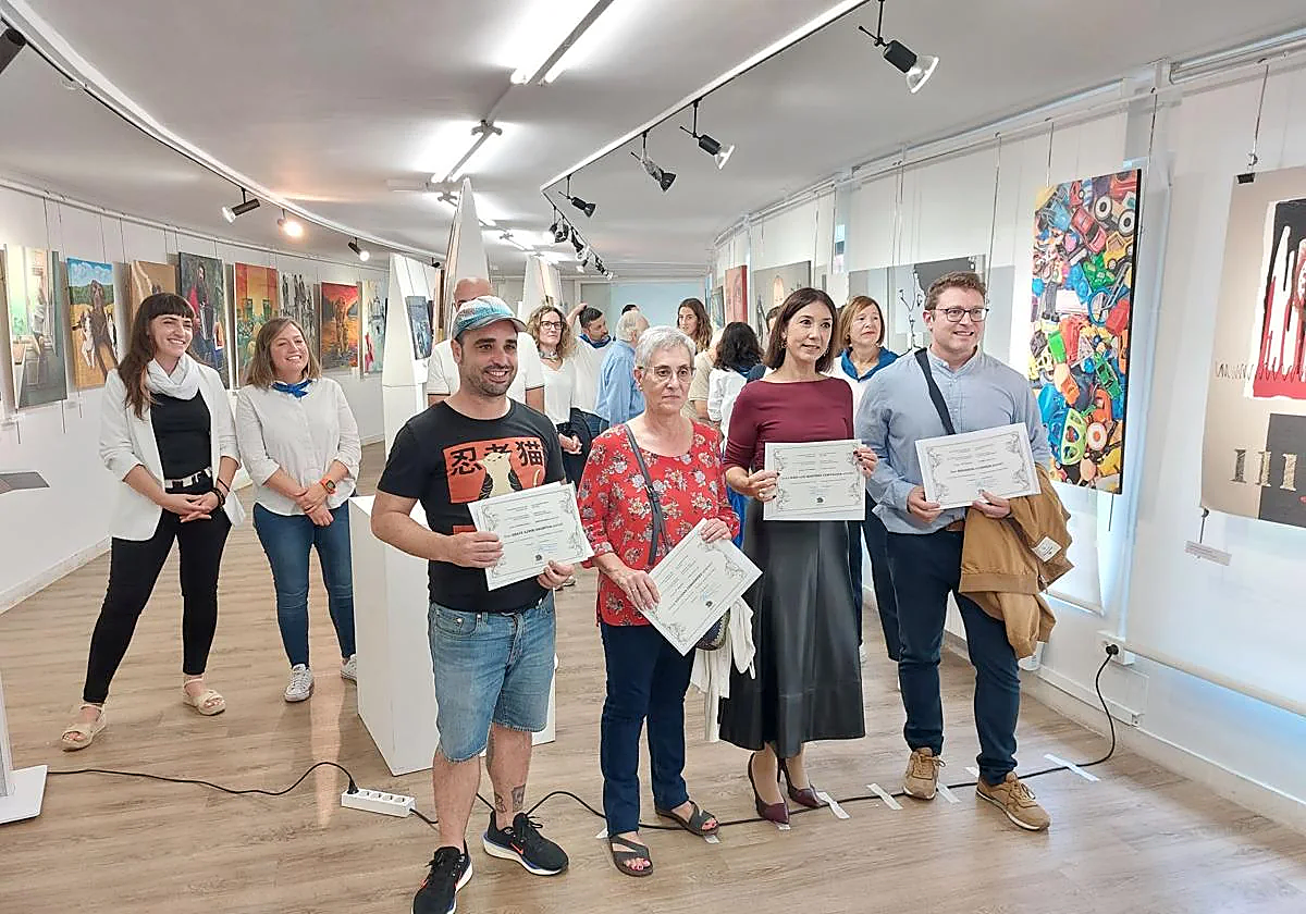 Los artistas Aratz Azpiri (premio local), Azucena Fernández (ganadora), Mari Luz Martínez Cenitagoya (tercera) y Eduardo Alsasua (segundo), posan con los premios y los cuadros de la exposición en la última edición.