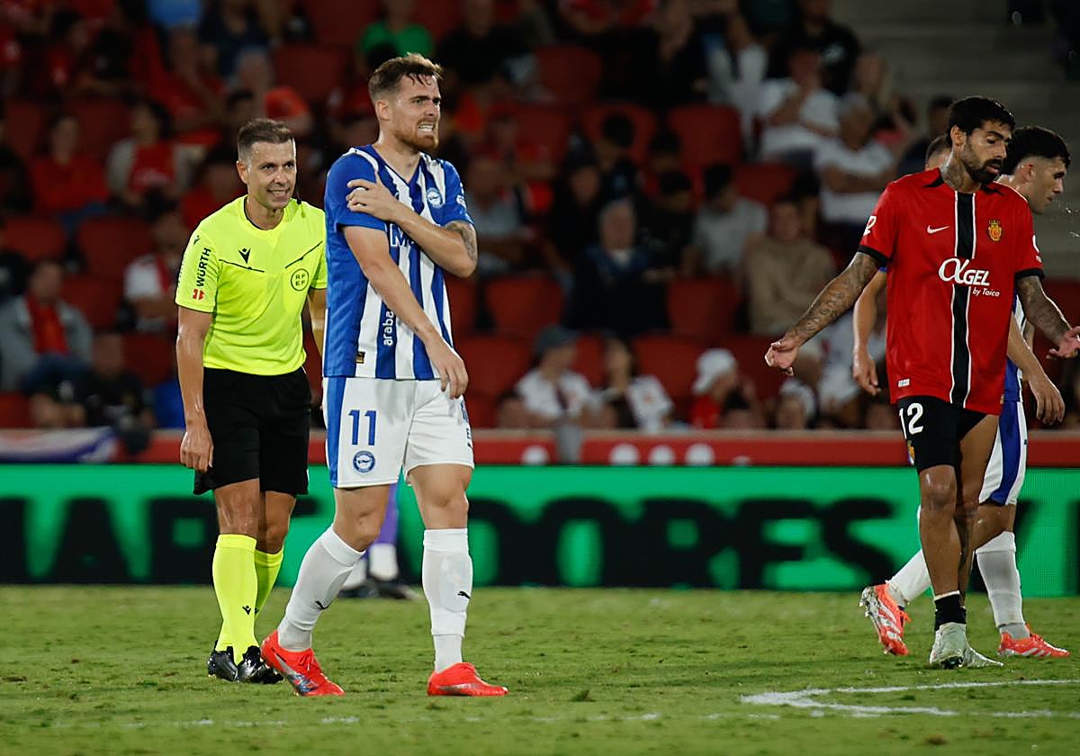 Toni Martínez se duele en el hombro derecho durante el partido ante el Mallorca.