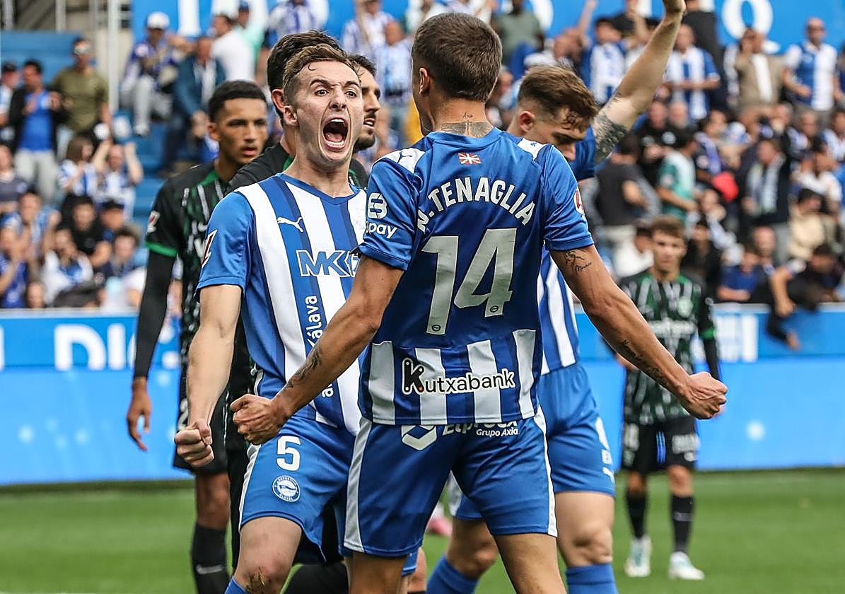 Tenaglia y Pacheco celebran el penalti que puso en ventaja al Alavés ante el Elche.