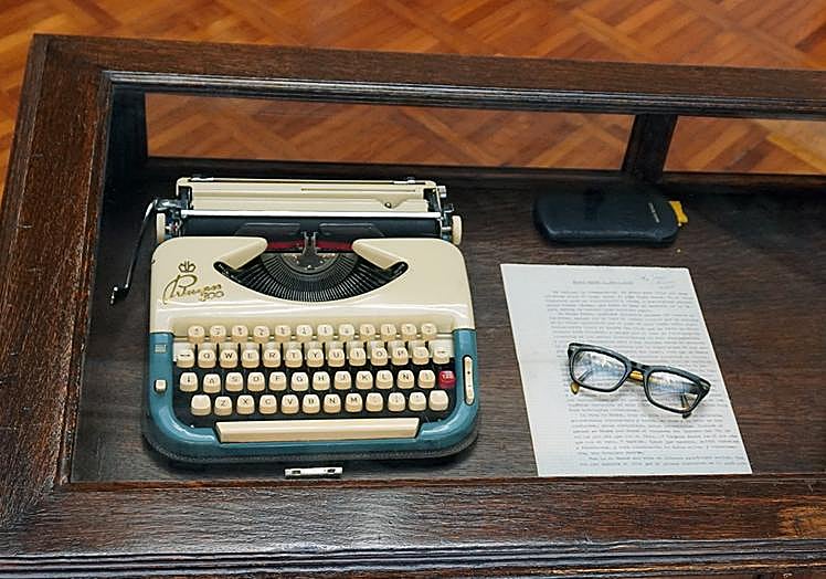 La máquina de escribir y las gafas del poeta.