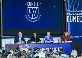 Josean Qurejeta, Eva Eguiguren, Juan Ignacio Pérez Iglesias y Saioa Ortiz este miércoles en el acto de apertura del curso académico en Euneiz.