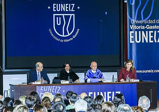Josean Qurejeta, Eva Eguiguren, Juan Ignacio Pérez Iglesias y Saioa Ortiz este miércoles en el acto de apertura del curso académico en Euneiz.
