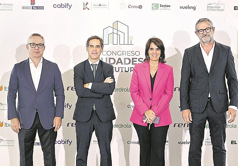 El director de EL CORREO, Óscar Villasante; junto a Eduardo Lobato, director comercial de Iberdrola en Euskadi; Sonia Araujo, directora de Innovación, Sostenibilidad y Transformación Digital de Renfe; y Aitor Etxebarria, director de Desarrollo Territorial de la Diputación.