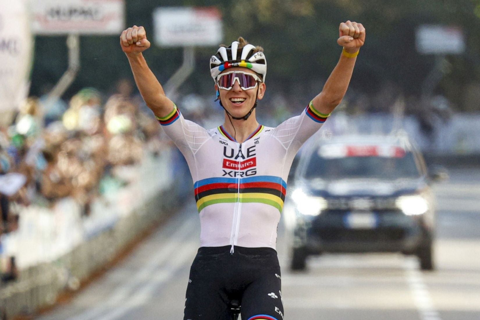Pogacar celebra su victoria en los Tres Valles Varesinos.
