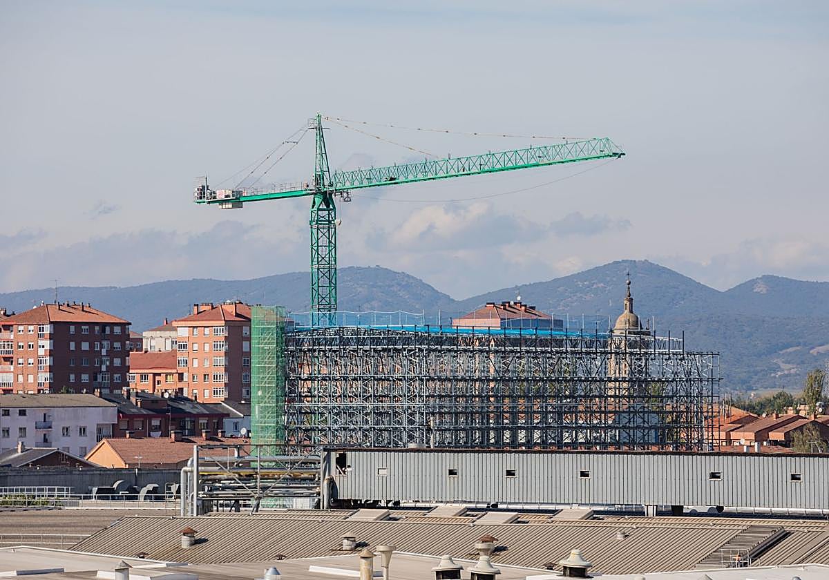 Estructura del nuevo almacén de gomas que se levanta en la factoría al norte de Vitoria de más de mil metros cuadrados