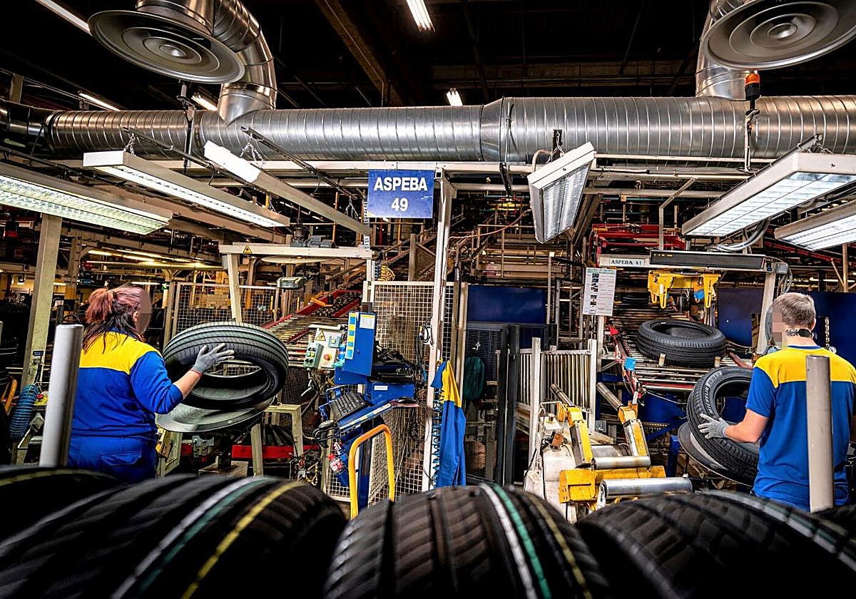 Trabajadores de Michelin, en las líneas encargadas de fabricar neumáticos de turismo