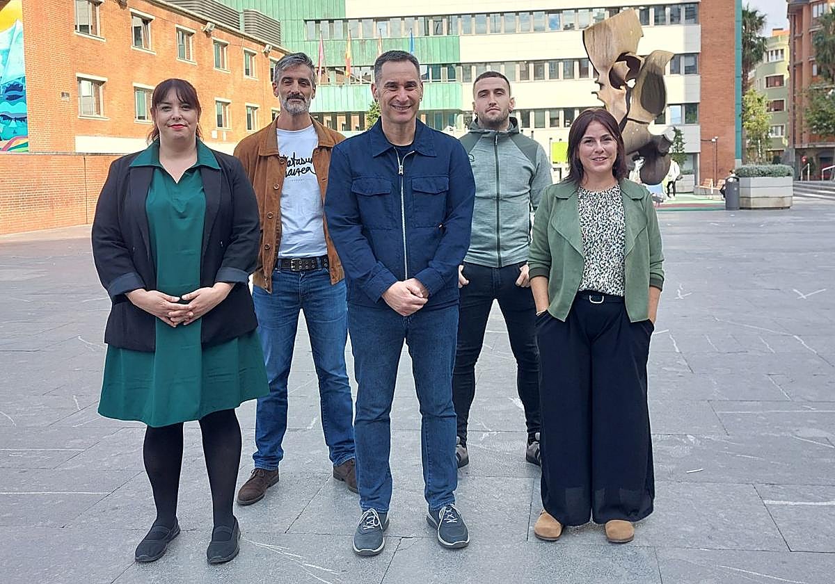 Oihane Henales (Sestao), Joxi Martín (Santurtzi), Iker Casanova, portavoz de Bildu en Juntas Generales; Iker Alcedo (Portugalete) y María Solar (Barakaldo), en el acto de protesta de este miércoles.