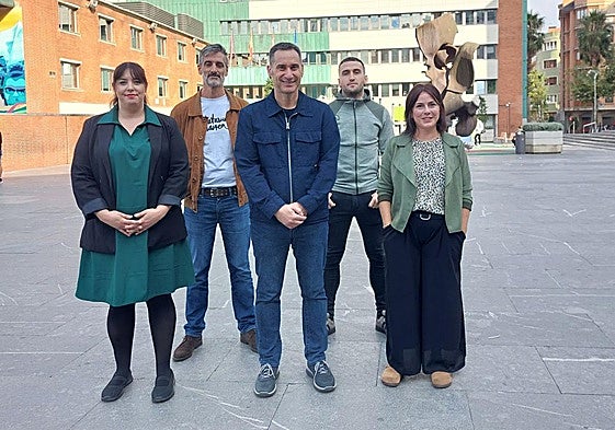 Oihane Henales (Sestao), Joxi Martín (Santurtzi), Iker Casanova, portavoz de Bildu en Juntas Generales; Iker Alcedo (Portugalete) y María Solar (Barakaldo), en el acto de protesta de este miércoles.