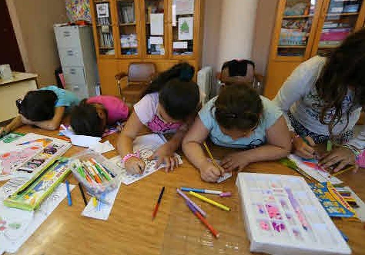 Imagen de archivo de varios niños en un taller en un colegio de Sestao.