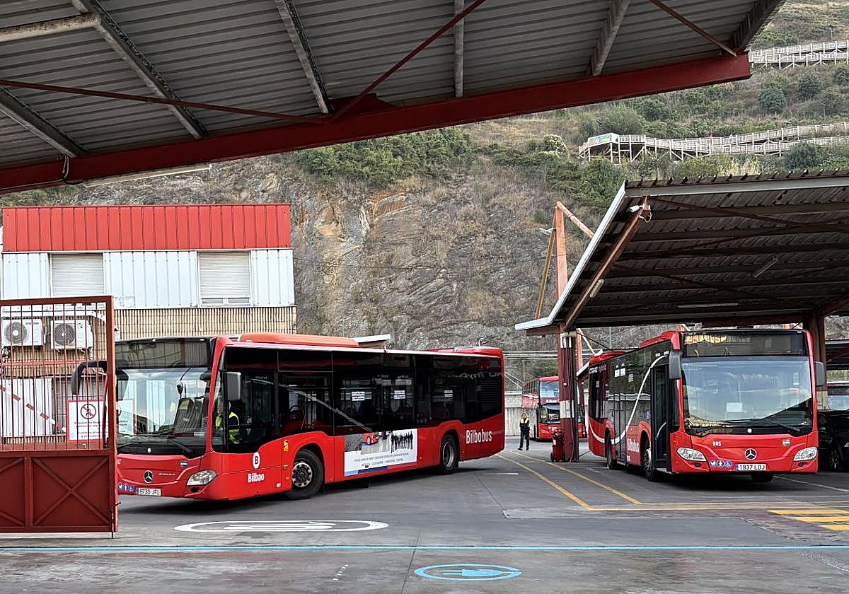 Vista de la cochera de Bilbobus en Elorrieta, con las vías del metro de fondo.