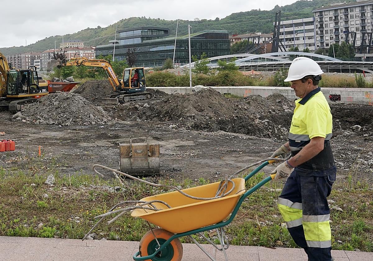 Obras en Zorrozaurre, donde los terrenos tuvieron que ser descontaminados.