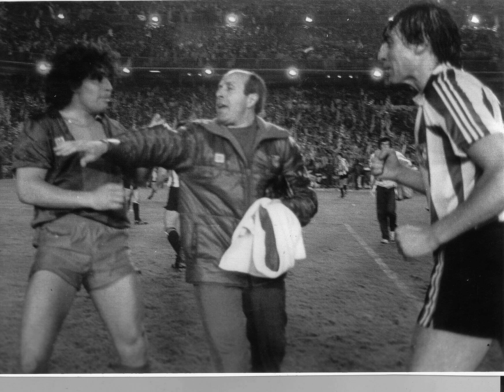 Ángel Mur, en medio, separa a Maradona de Manolo Sarabia.