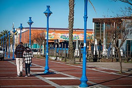 Una pareja pasea por el Puerto Deportivo de Getxo que se encuentra a la espera de su reurbanización.