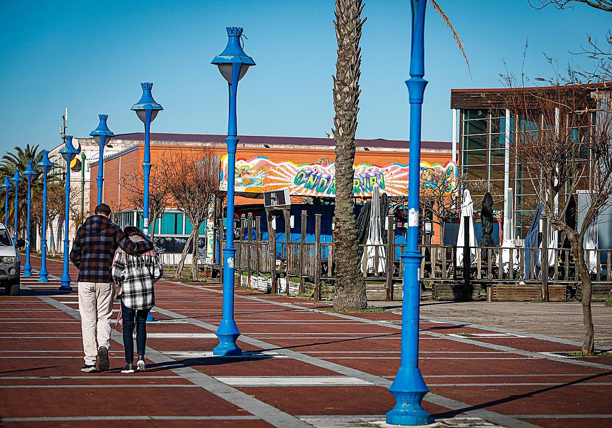 Una pareja pasea por el Puerto Deportivo de Getxo que se encuentra a la espera de su reurbanización.