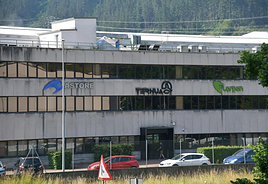 Exterior de las oficinas de Ternua Group de Arrasate, con las marcas Astore, Ternua y Lorpen en la fachada del edificio.
