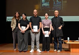 Nerea Enbeita; los ganadores Irune Lope Martín, Josu Baranda y Sara Pinto, y Miren Arzalluz.