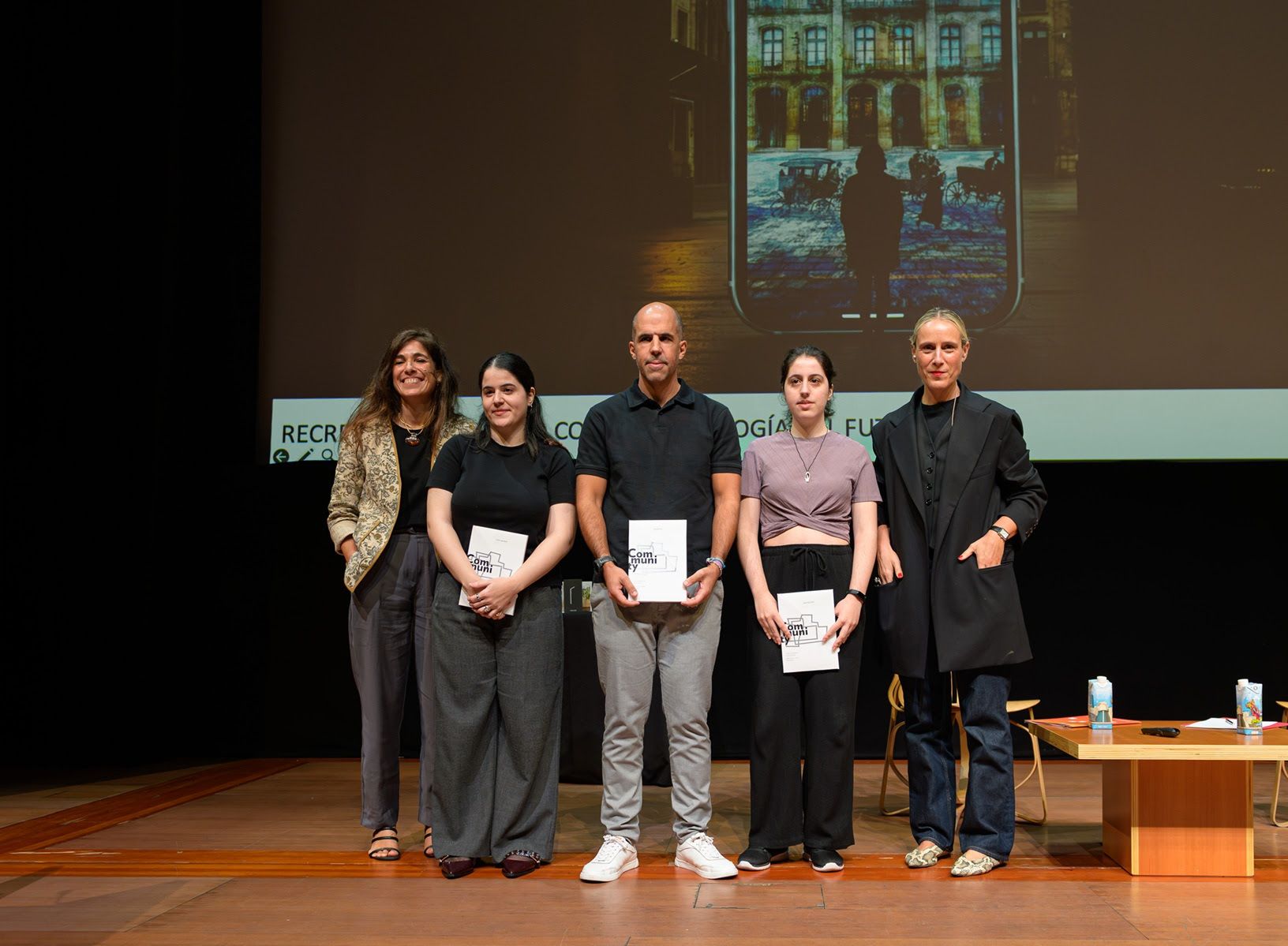 Nerea Enbeita; los ganadores Irune Lope Martín, Josu Baranda y Sara Pinto, y Miren Arzalluz.