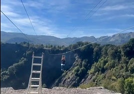 Una mujer es la primera persona en comprobar la seguridad de la instalación