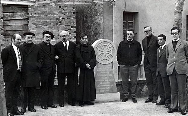 Jokin Zaitegi Euskaltzaindiako kideekin eta beste autoritate batzuekin.