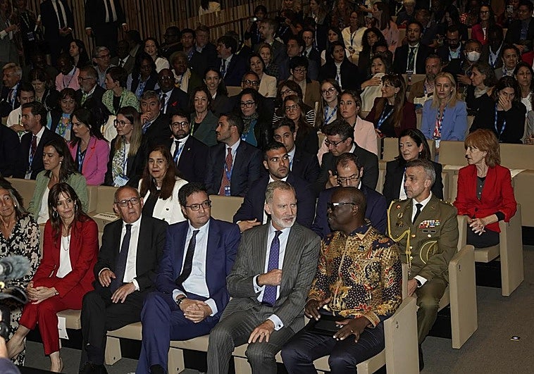 La delegada del Gobierno, Marisol Garmendia, la alcaldesa, Maider Etxebarria, el diputado general, Ramiro González, el ministro Óscar López, el rey Felipe VI y Aidan Eyakuze, director ejecutivo de la Alianza para el Gobierno Abierto.