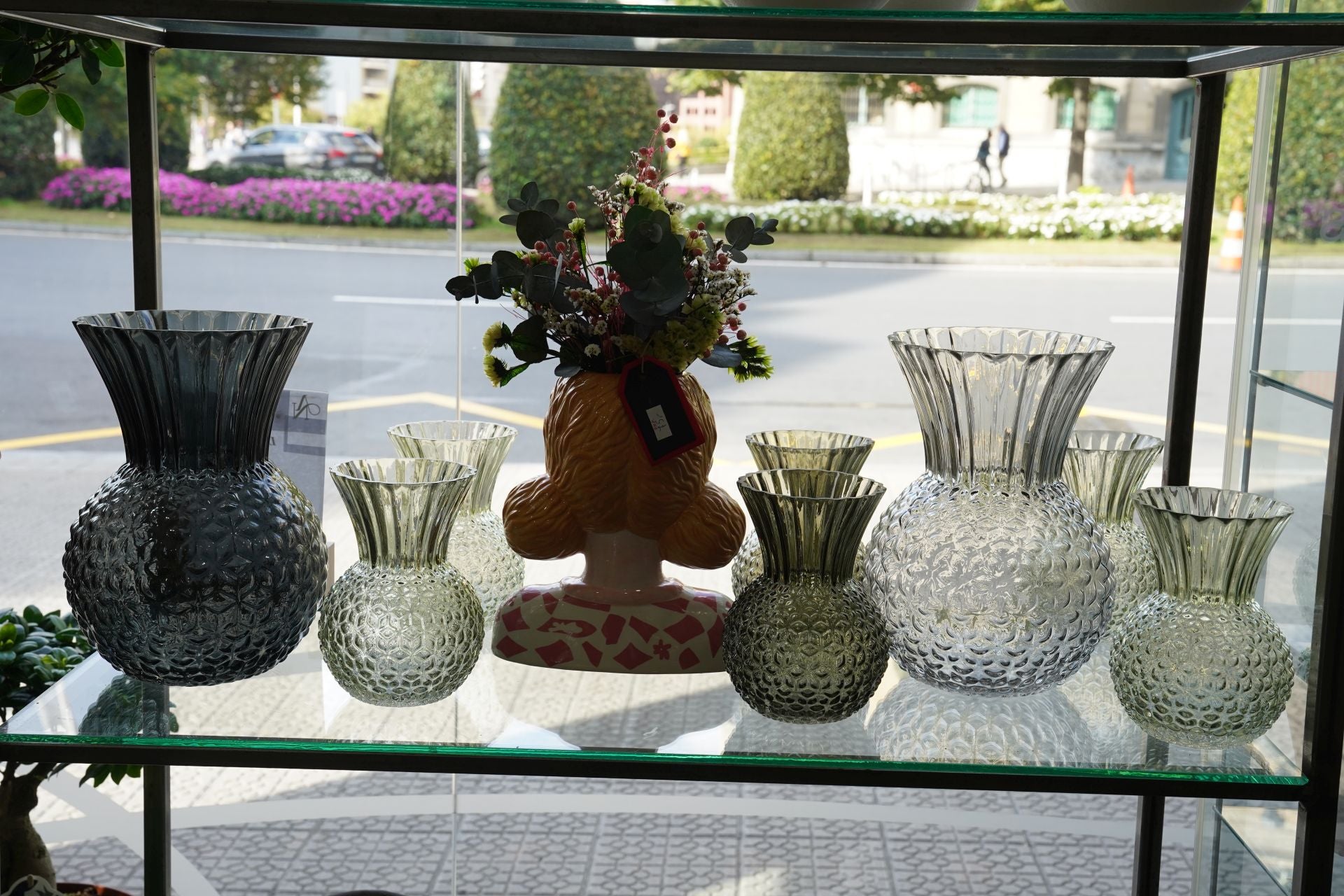 Nagore, la niña que vendía flores en el mercado de El Arenal, abre su floristería frente al Ayuntamiento de Bilbao