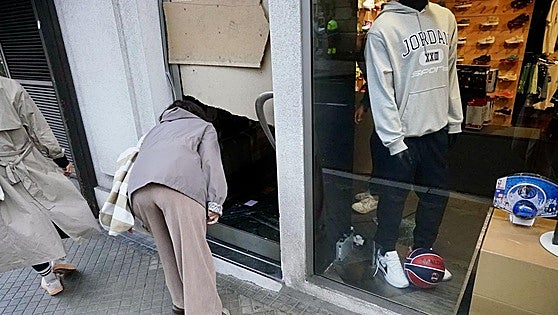 Pillado cuando huía con una veintena de camisetas de la NBA y dinero de una tienda de Vitoria