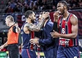 Howard agradece la confianza de Galbiati ante el Olympiacos con una caricia en la cabeza.