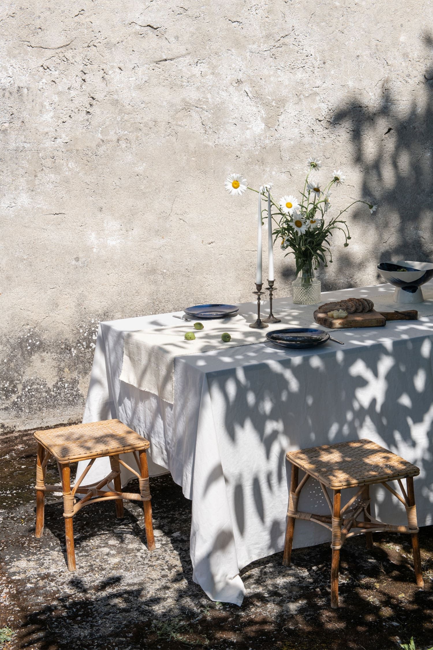 La lana de las ovejas latxas se transforma en colchas, cojines y manteles con alma vasca