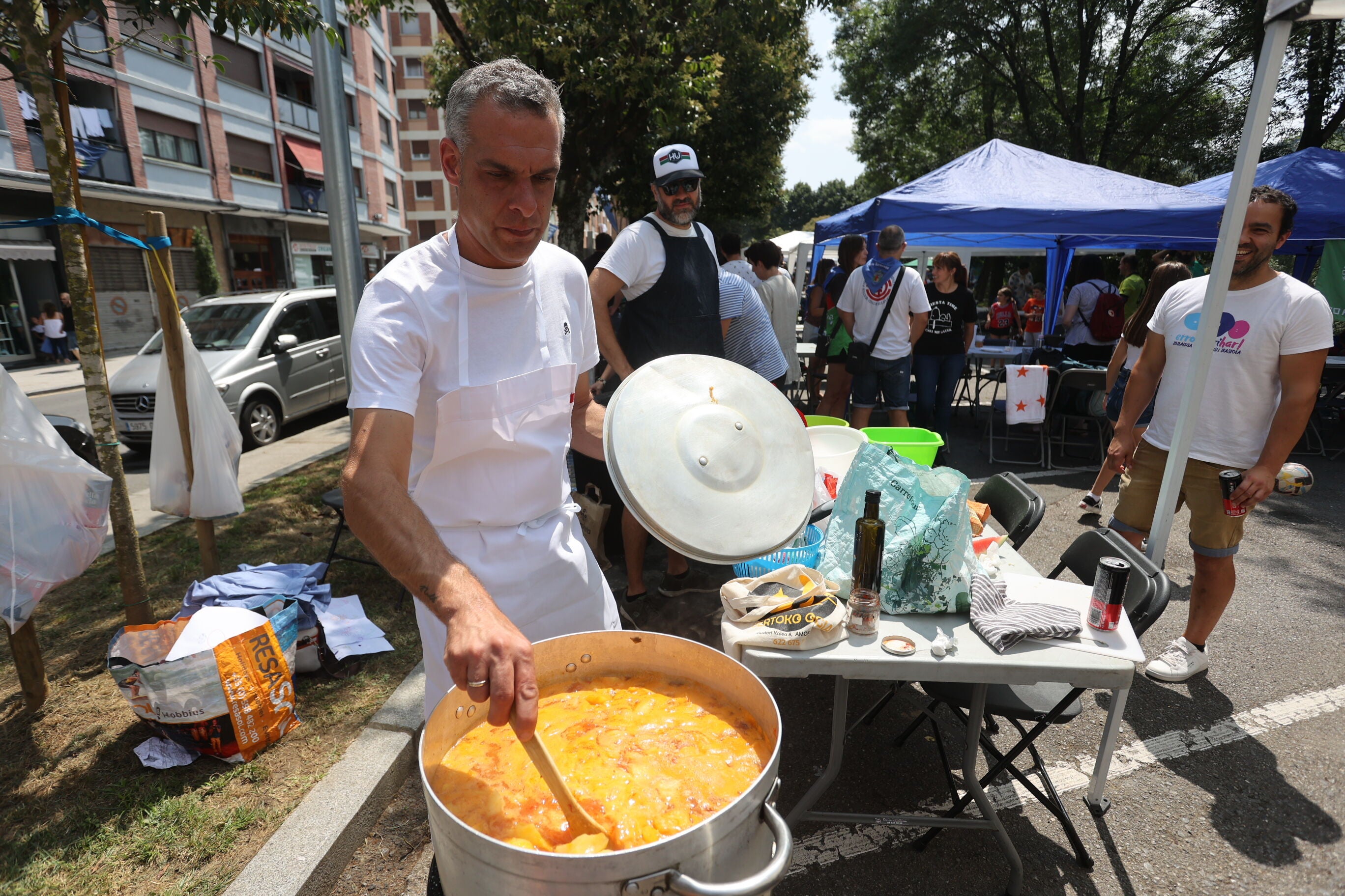 Un cocinero se esmera en cocinar un marmitako para un concurso.