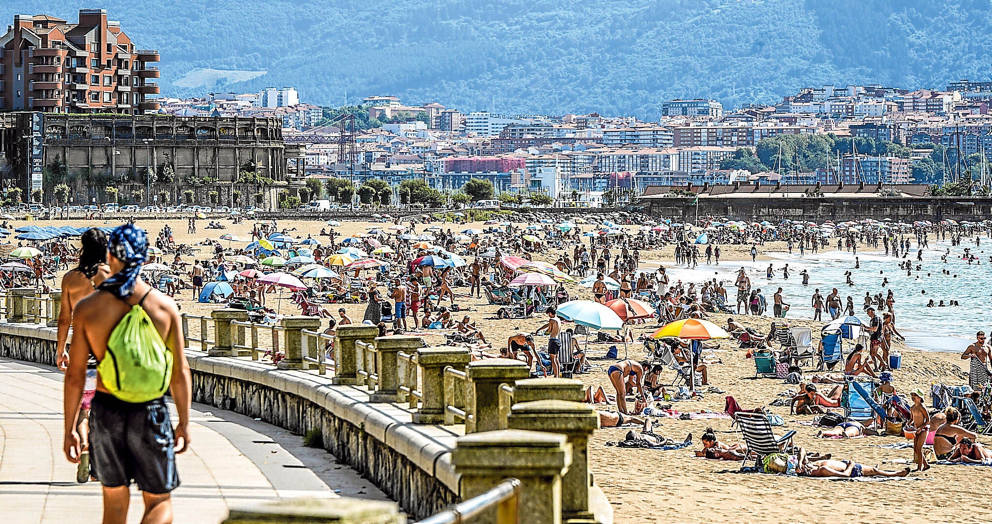La playa de Ereaga ha sido una de las preferidas por los bañistas este verano.