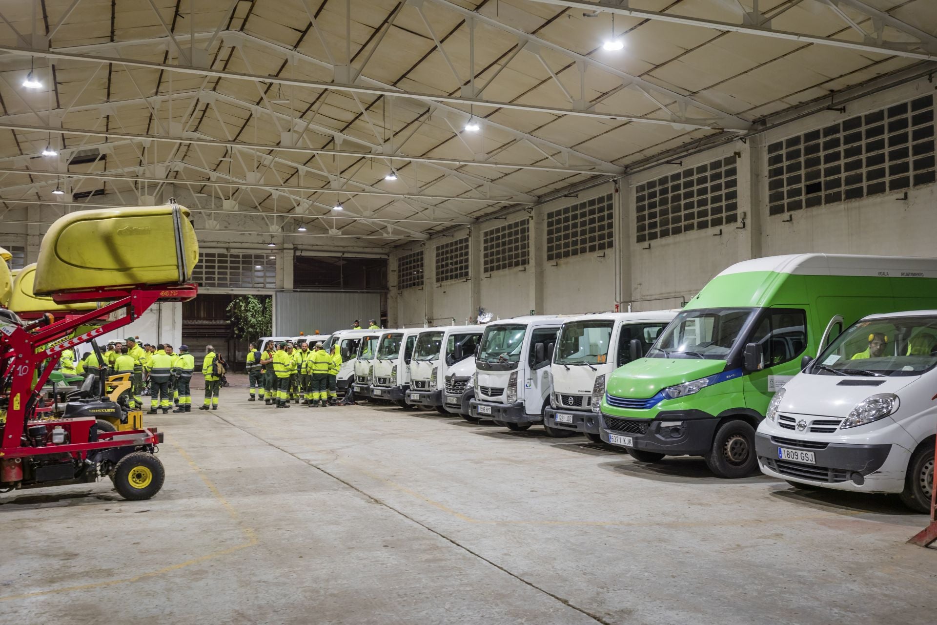 Las imágenes de la vuelta al trabajo de los jardineros de Vitoria