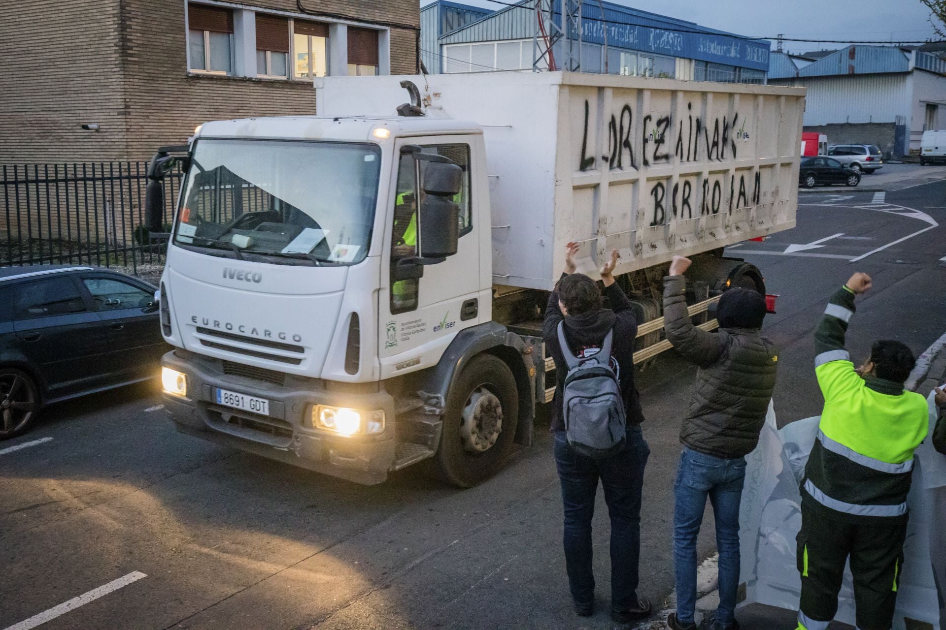 Las imágenes de la vuelta al trabajo de los jardineros de Vitoria
