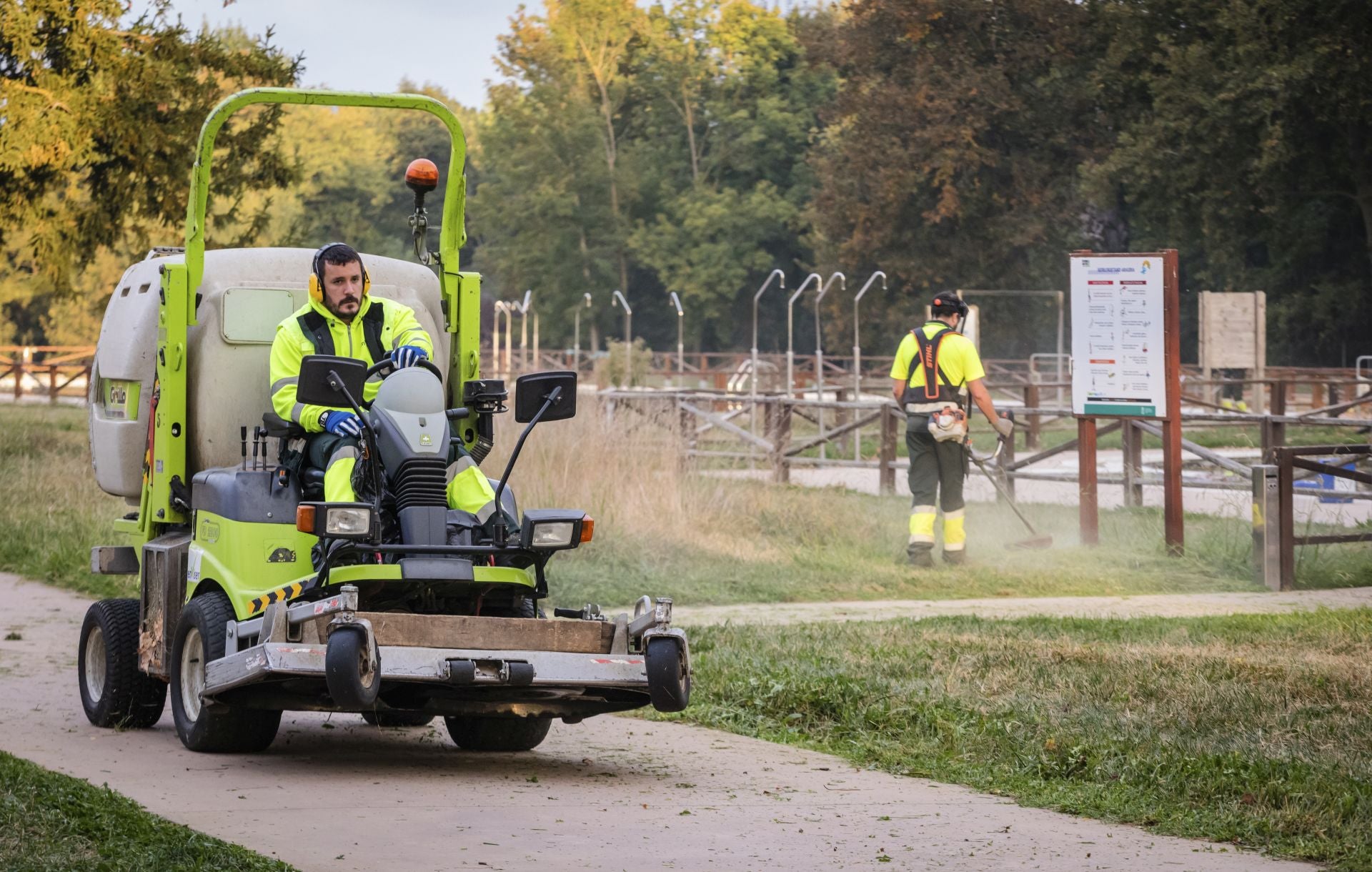 Las imágenes de la vuelta al trabajo de los jardineros de Vitoria
