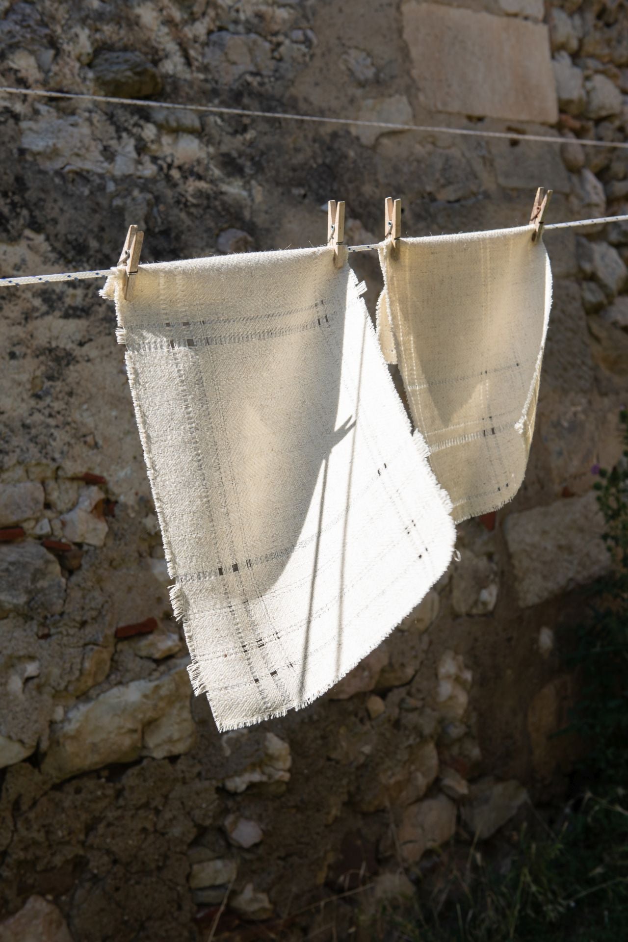 La lana de las ovejas latxas se transforma en colchas, cojines y manteles con alma vasca