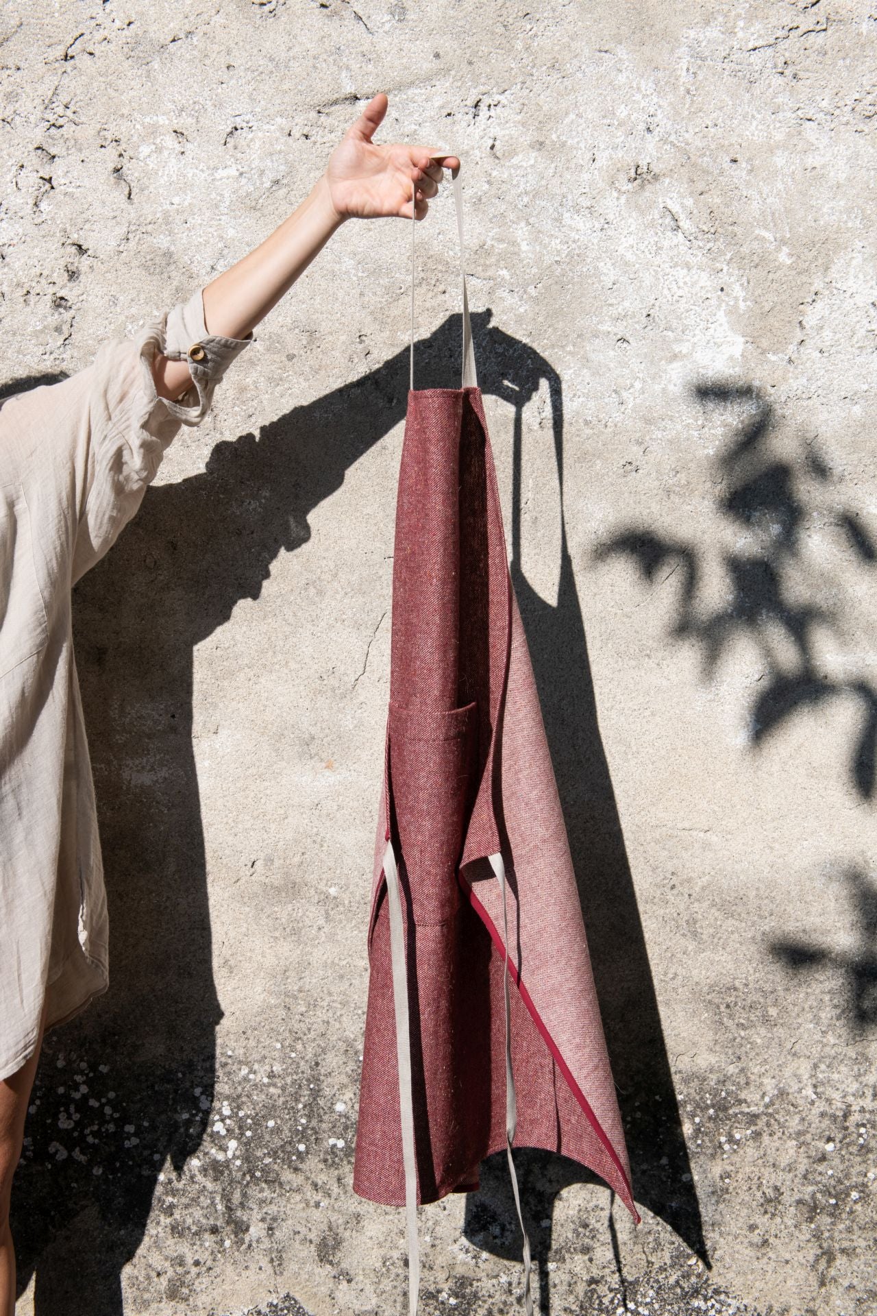 La lana de las ovejas latxas se transforma en colchas, cojines y manteles con alma vasca